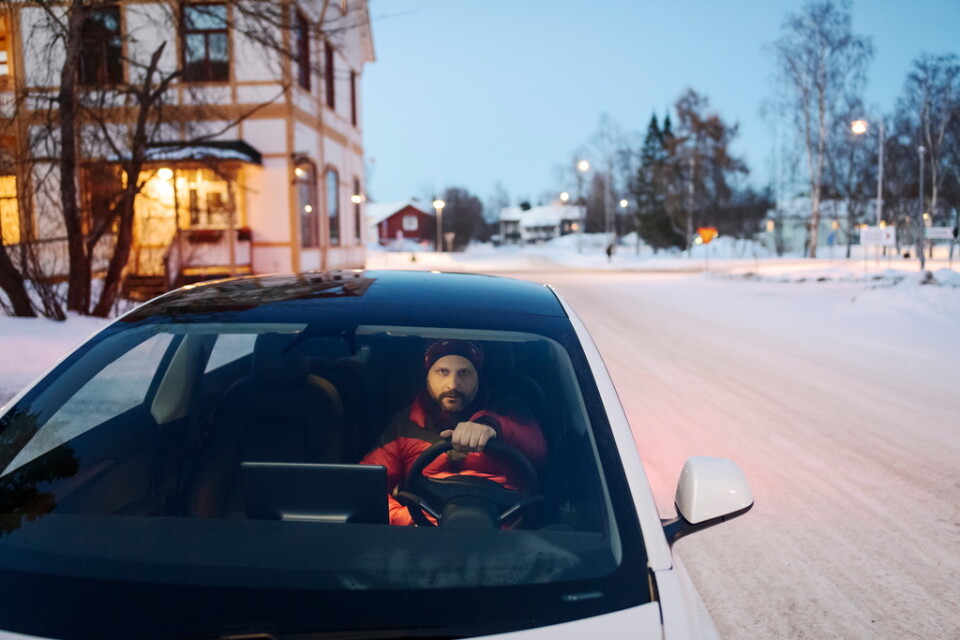 Henrik Blind, gruppledare för Miljöpartiet i Jokkmokk, har parkerat sin Tesla utanför kommunhuset i Jokkmokk. Han är kämpat mot gruvan i över tio år.
