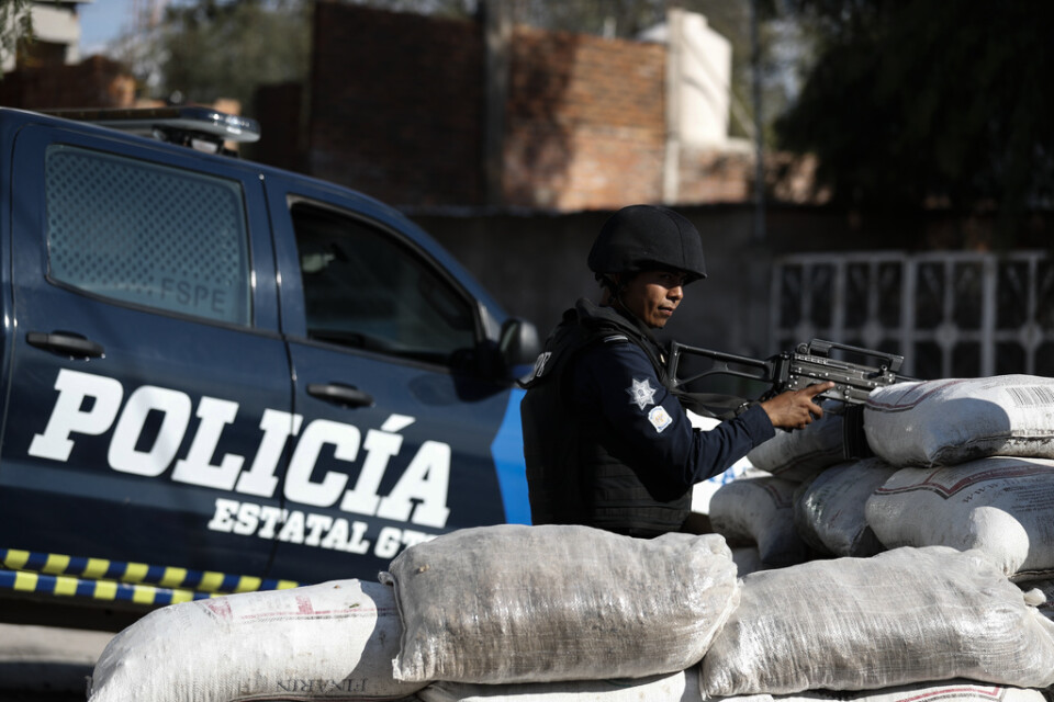 Mexikansk polis bevakar en infart till Santa Rosa de Lima, bas för kartellen med samma namn. Arkivbild.