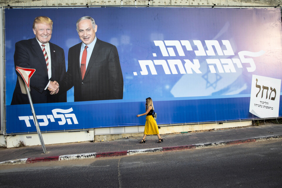 USA:s Donald Trump och Israels Benjamin Netanyahu på en valaffisch för den senare. På måndag möts de båda ledarna i Vita huset för att offentliggöra "århundradets avtal". Arkivbild.
