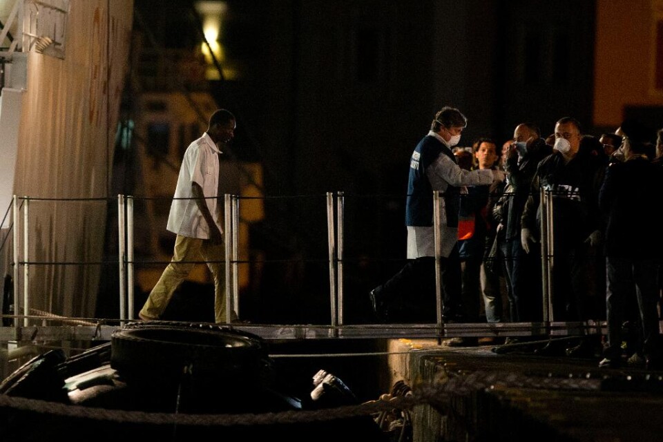 Utmattade, men vid liv. 27 överlevande från vad som kan vara den värsta flyktingkatastrofen hittills i Medelhavet anlände i går kväll till Catania i Sicilien, rapporterar The Telegraph. Italienska medier uppger att en av människosmugglarna tros finnas