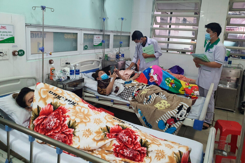 Människor vårdas på sjukhus i Thuan An efter branden.