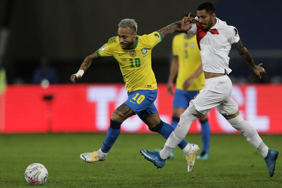 Sergio Pena, till vänster, jagar Brasiliens storstjärna Neymar i Copa America-semifinalen för en månad sedan. Arkivbild.