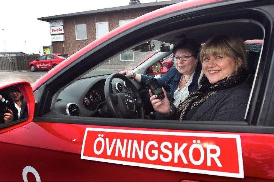 Helene Hessel-Dahlkvist (vid ratten) och Helena Andersson har tagit över trafikskolan vid Militärvägen. Men namnet, Sjölin & Lantz, tänker de inte ändra.Foto: Bass Nilsson