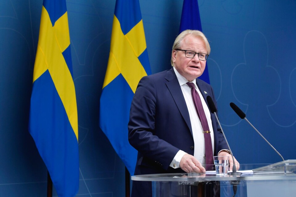 Försvarsminister Peter Hultqvist (S) menade i Ekots lördagsintervju att ”Ett angrepp mot Sverige kan inte uteslutas.”