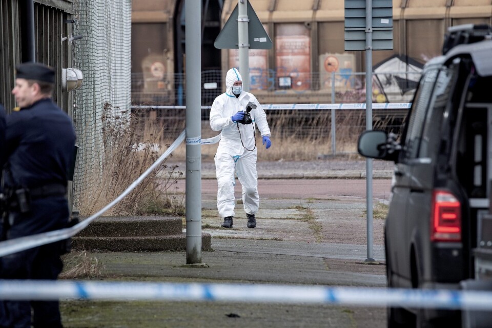Polisens kriminaltekniker på plats på Första Tvärgatan i Landskrona efter att en död person har hittats i en bil.