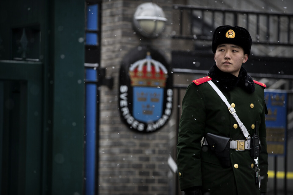 En polis vaktar utanför Sveriges ambassad i Peking. Arkivbild.