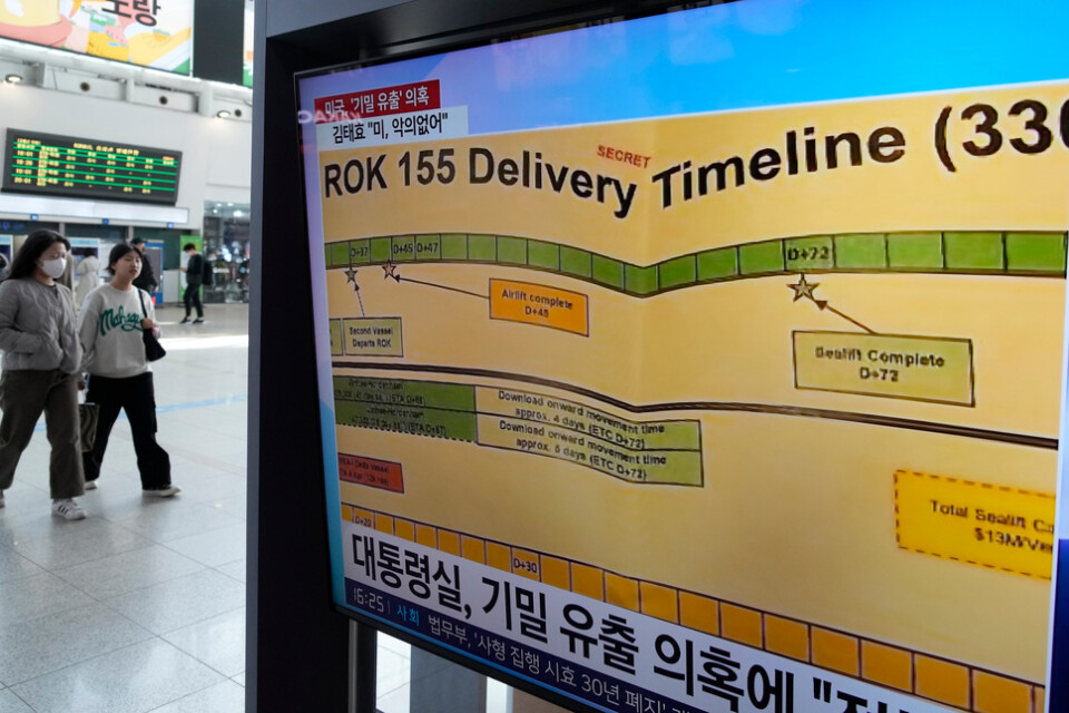 De läckta USA-dokumenten uppmärksammas världen över. Här rapporterar sydkoreansk tv om härvan. Bild från centralstationen i Seoul, Sydkorea.