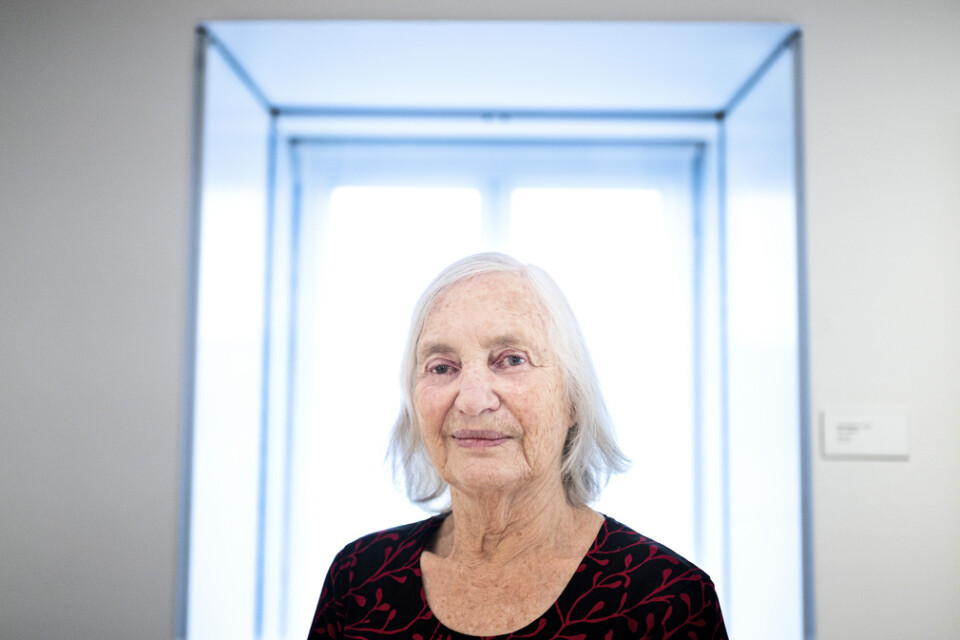 Lena Cronqvist, 82 år, målar numera med akrylpenna på svart och blå botten.