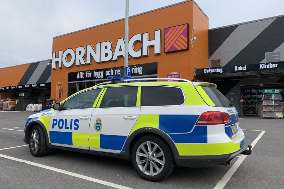 Polisen hittade de misstänkta i en bil en bit bortanför Hornbach.