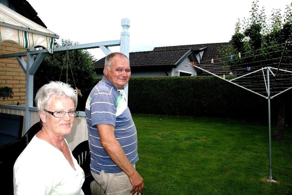 Grannarna Gösta och Emmy Stenmark hörde en rejäl knall - sen blev det svart när många jordfelsbrytare på stugan löstes ut. Blixten hade slagit ner i grannens hus. FOTO: Lennart Andersson