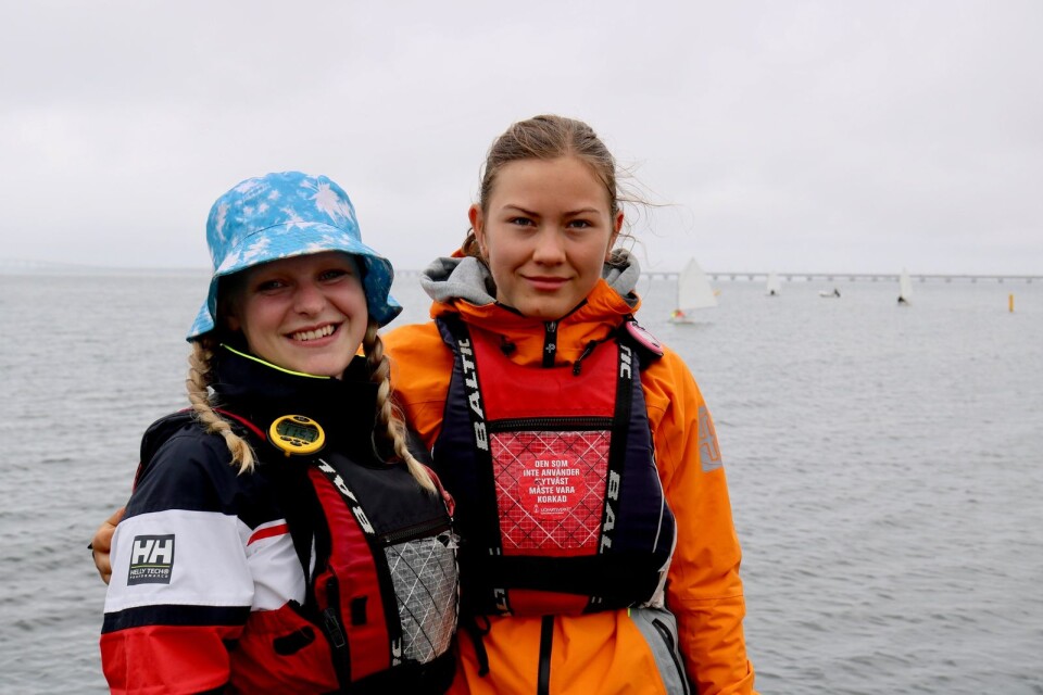 Linn och Elin Tinnert är två av årets ledare som ska lära barn och ungdomar att segla.