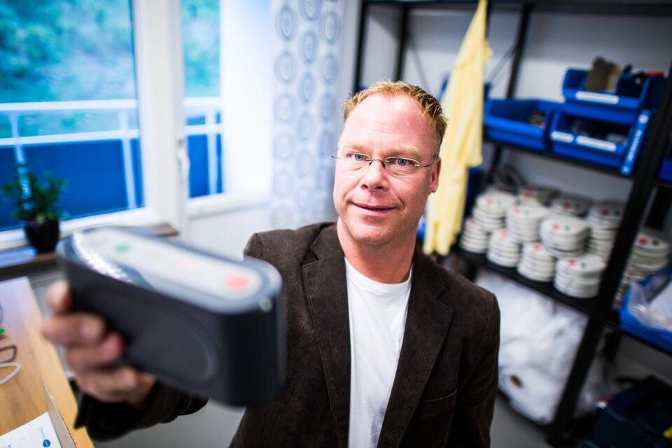 Niclas Brissmalm, driftchef för larmteamet, Karlskrona kommun, kan andas ut. Trygghetslarmen i Rödeby fungerar igen. Foto: Patric Söderström
