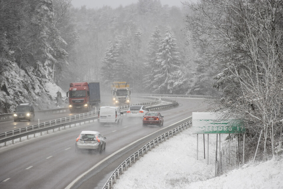 Snö på E20 i höjd med Lerum ställde till det för trafiken.