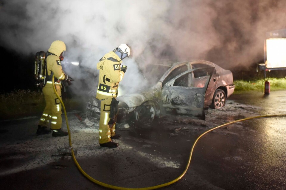 En bilbrand utbröt under natten till torsdagen mellan Björkäng och Fritsla på rastplatsen.