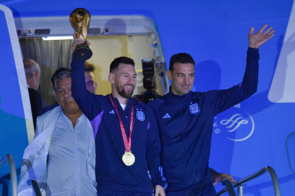 Lionel Messi med VM-pokalen och Argentinas förbundskapten Lionel Scaloni.