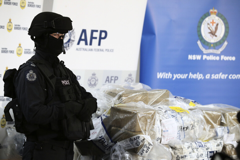 En polis vaktar ett kokainbeslag i Australien. Arkivbild.