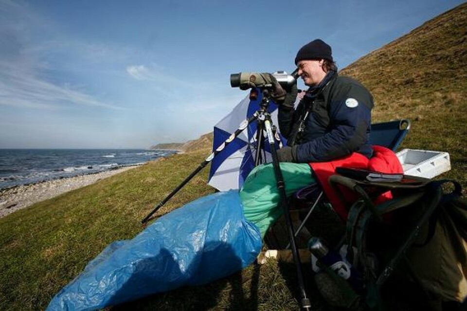 Väl rustad för väder och vind spanar Sven Splittorff efter fågelsträck längs kusten i Kåseberga. Bild: Thorsten Persson