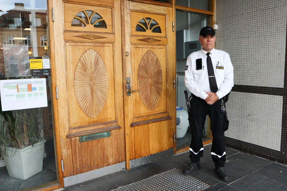 Väktaren Per-Ola Gyllix vaktade kommunhusets entré under onsdagseftermiddagen.