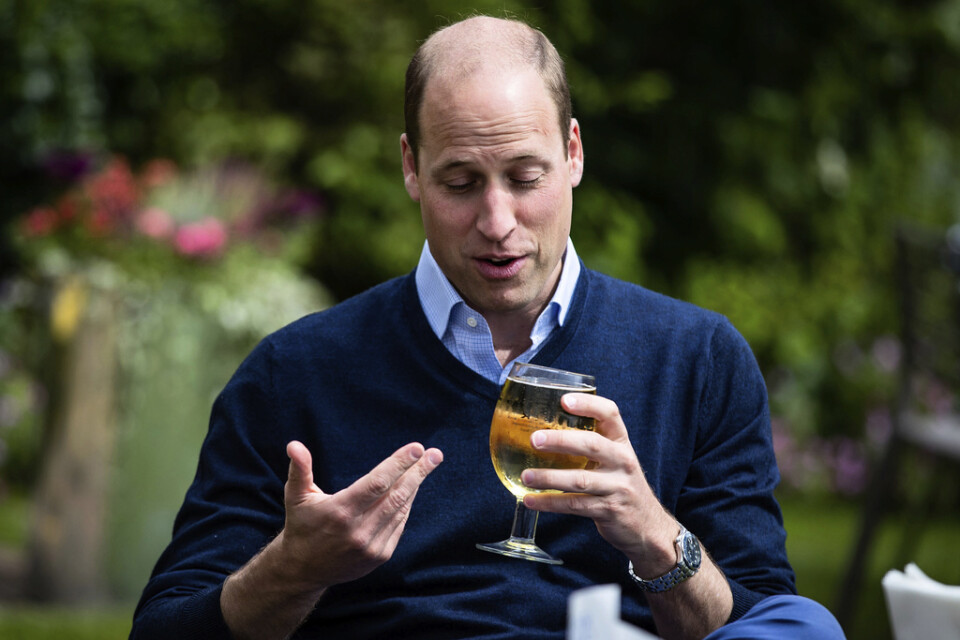 Prins William fick tjuvstarta puböppningen med en cider, när han i fredags besökte The Rose and Crown i Snettisham på Englands ostkust.