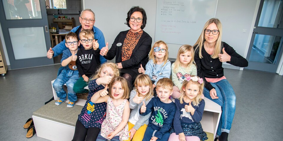 Sten Åkesson, Mona Nilsson och Ida Janninge tillsammans med några av de äldre barnen i Rosenhills förskolas helt nybyggda lokaler.