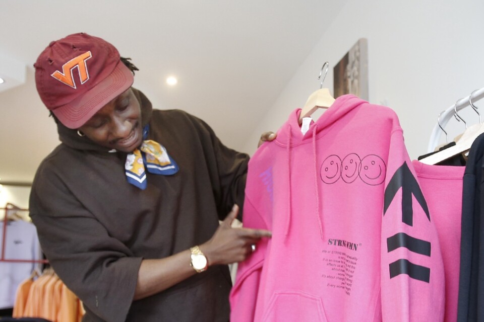 Fashion designer Waxiu Shehu started on a small scale, sewing clothes in the flat in Hässleholm where he lived. For the past two years he has had his own boutique.