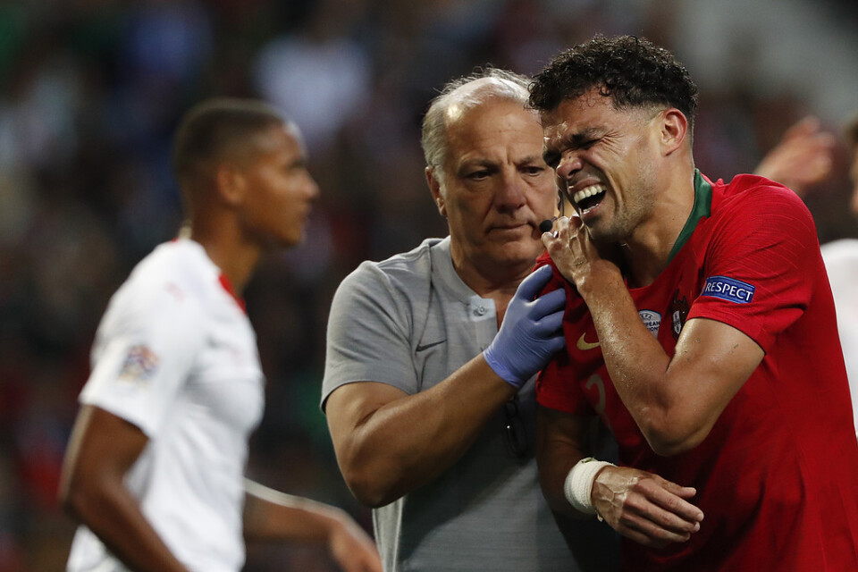 Portugals Pepe grinar illa efter att ha skadat axeln.
