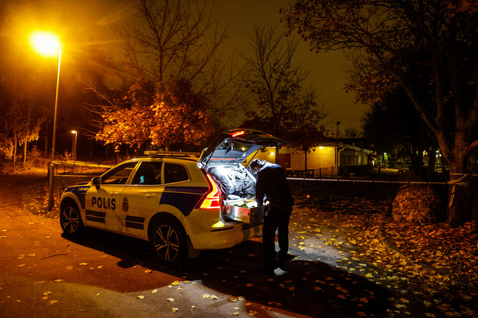 Polis på plats i stadsdelen Bäckby i Västerås där en man i 20-årsåldern sköts till döds 1 november. Arkivbild.