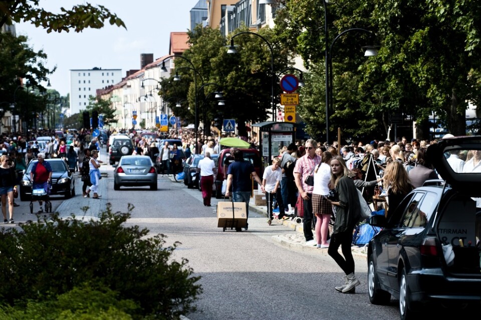 Flera arrangörer av marknader och loppisar riskerar att hamna i krisläge, enligt flera aktörer. Bilden från en två kilometer lång loppmarknad på Hägerstensvägen i södra Stockholm 2011. Arkivbild.