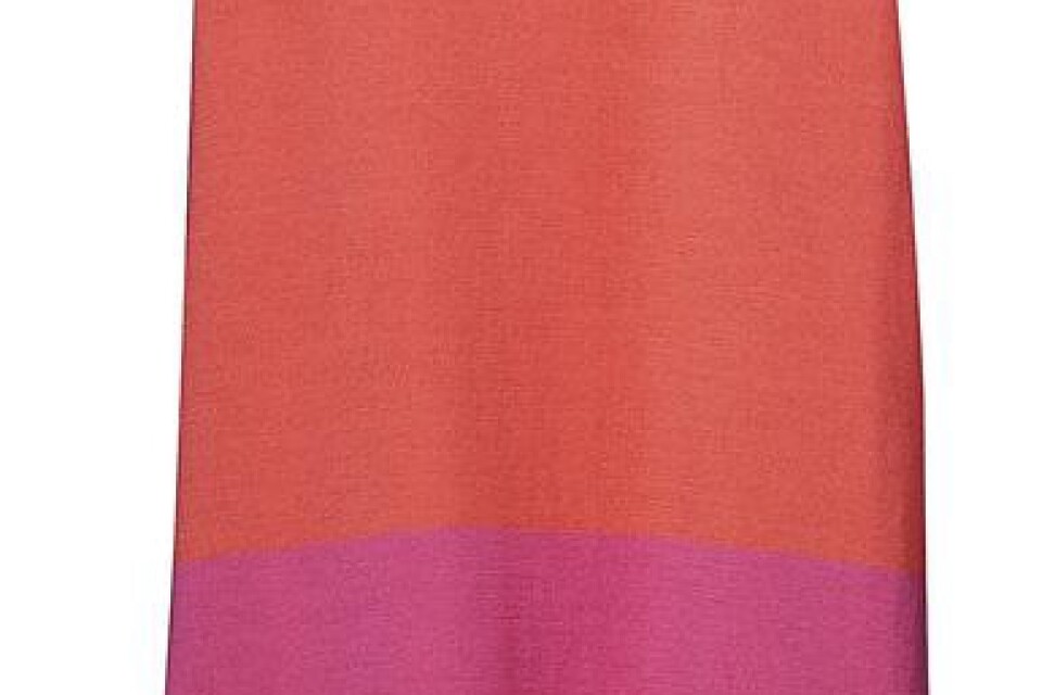 Starka klara färger som orange och rosa bärs med fördel ihop våren 2011. Här en randig klänning från H&M, 349 kronor.