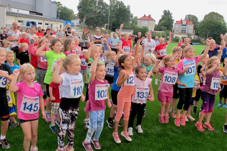 Så här såg det ut å uppvärmningen till Happy mil på Arena  Oskarshamn förra året. Då deltog ett hundratal barn.