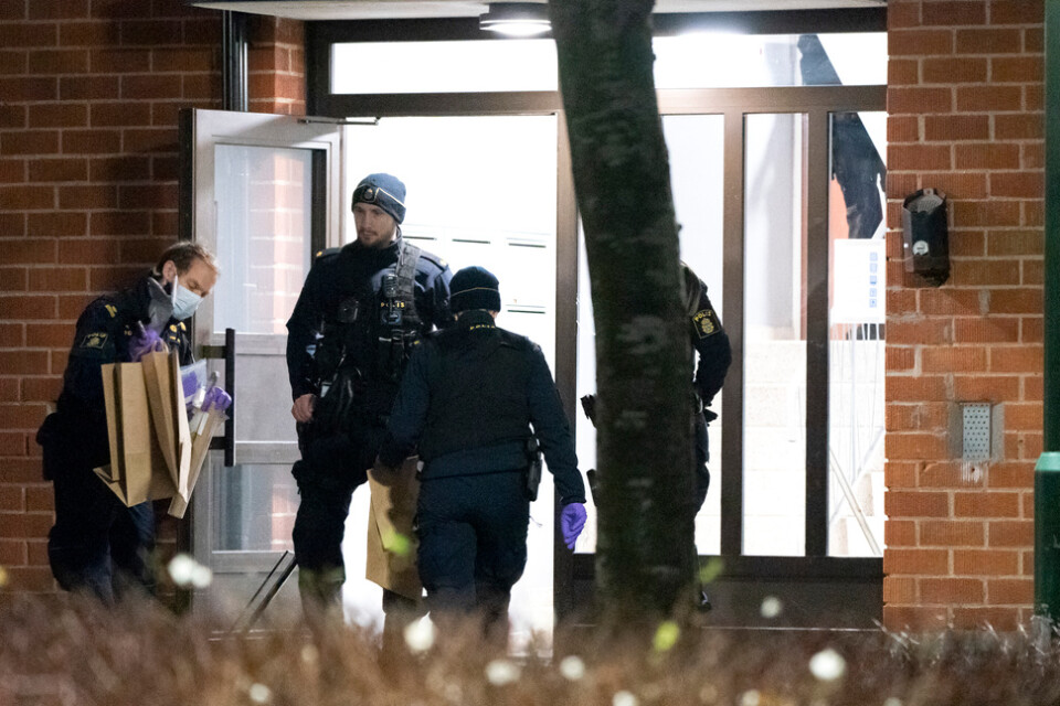 Polis och kriminaltekniker på plats Docentgatan i Malmö på måndagsmorgonen efter larm om ett misstänkt farligt föremål.