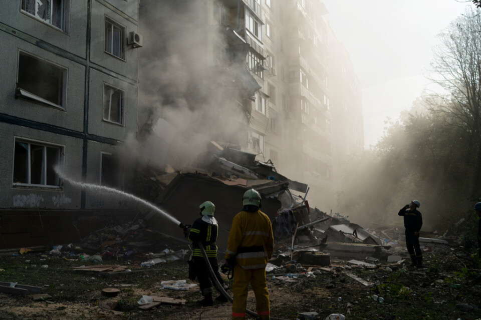 Den ukrainska räddningstjänsten jobbar vid ett bostadshus i Zaporizjzja som fick stora skador i nattens robotattack.
