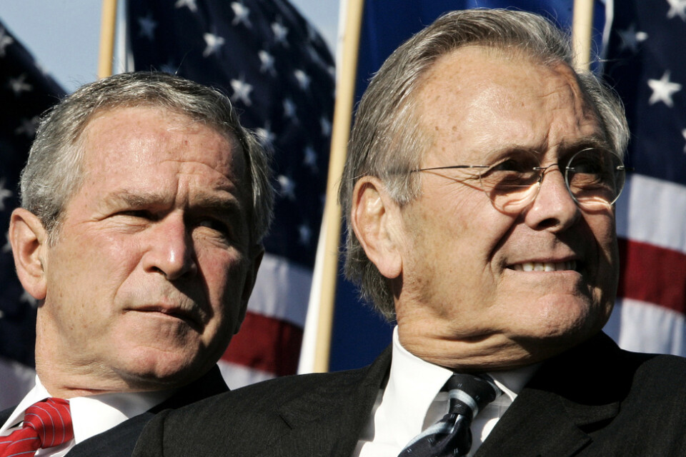 President George W Bush och försvarsminister Donald Rumsfeld startade kriget i Afghanistan år 2001. Arkivbild från 2006.