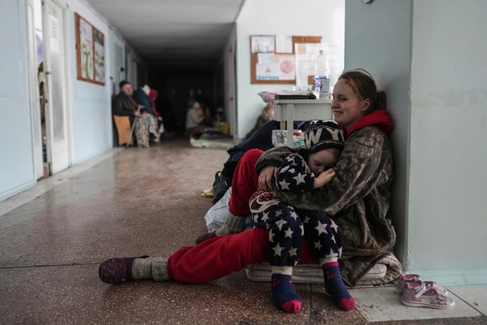 Anastasia Erasjova gråter när hon kramar om sitt barn i en korridor på ett sjukhus i Mariupol. Hennes andra barn dödades i artilleribeskjutning mot staden.