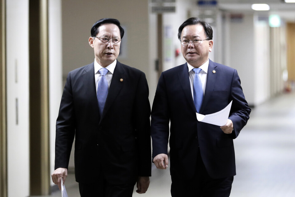 Sydkoreas nya premiärminister Kim Boo-Kyum, till höger, fotad tillsammans med den dåvarande försvarsministern Song Young-Moo 2018.