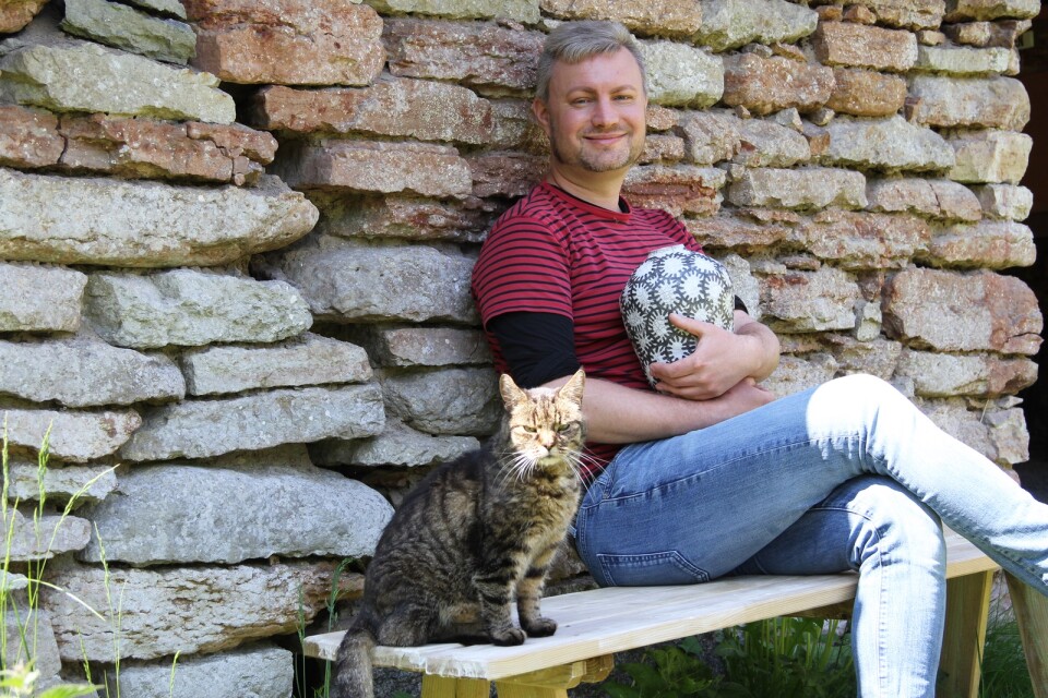 David Christensson, Skabbekatten, utanför sin butik i Djurstad. I händerna håller han en av de rakubrända urnor som kommer att vara en av säsongens nyheter.På bilden syns också Davids katt Rune tillika företagets maskot.
