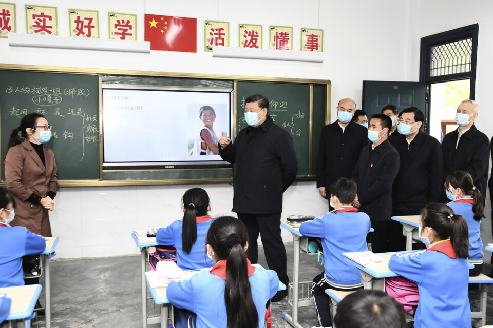 Den kinesiske presidenten Xi Jinping på besök i en lågstadieskola i provinsen Shaanxi i nordvästra Kina. Arkivbild.