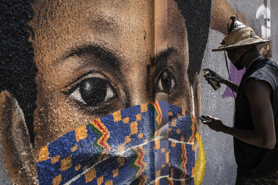 Det senegalesiska graffitikollektivet RBS Crew har målat en person med ett munskydd i Dakar Senegal. Arkivbild.