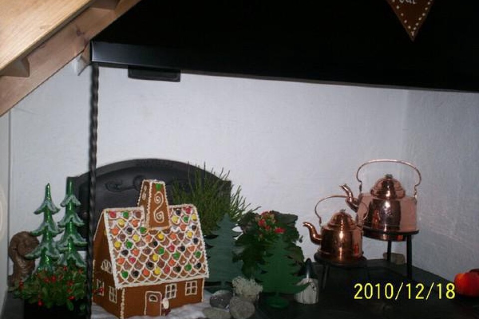 Så här ser det ut i Karlsro. Pepparkakshuset står i spiselhörnan och kopparkittlarna lyser i hörnet av Smålandsspisen.
