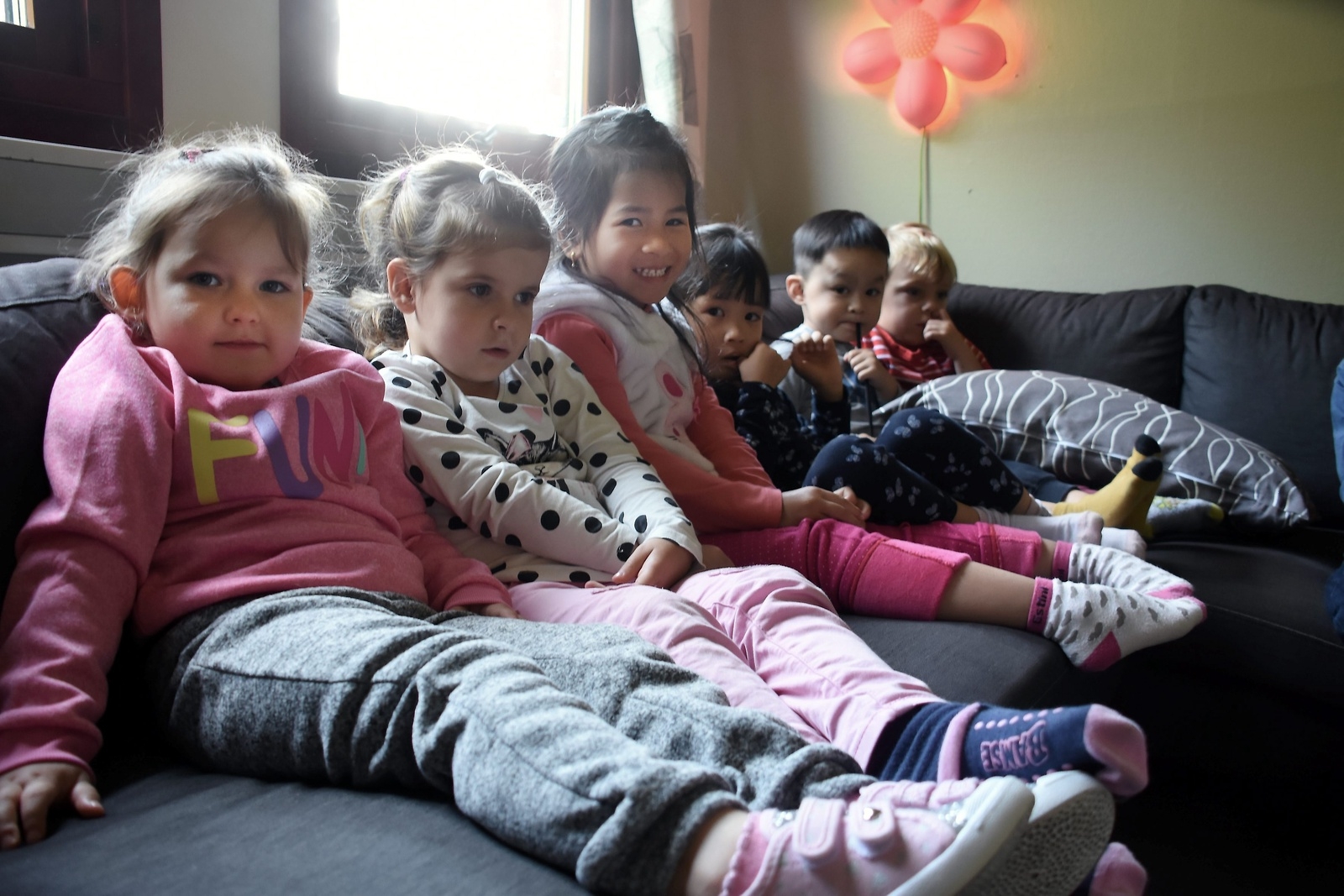 En lugn stund i soffan innan tårtkalaset. Bullerbyn har idag sju avdelningar med sammanlagt 118 barn.