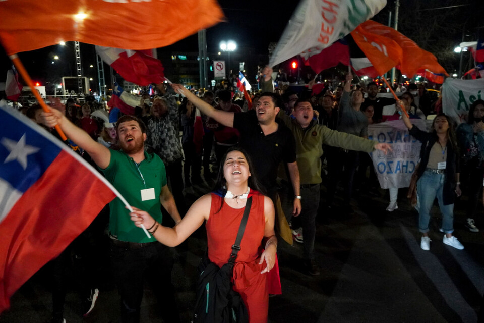 Motståndare till det nya grundlagsförslaget firar på Santiagos gator efter att resultatet offentliggjorts.