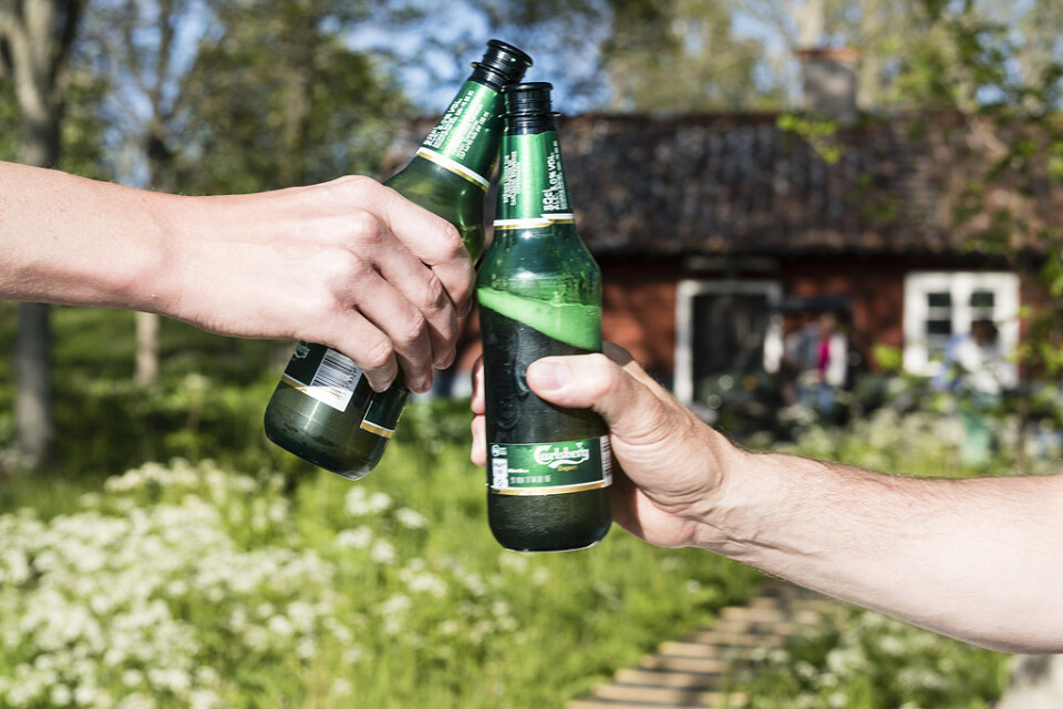 Fyra av tio svenskar drack alkohol varannan dag eller oftare under semestern. Arkivbild.