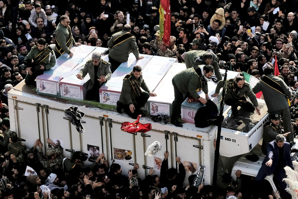 Kistorna med Qassem Soleimani och de andra som dödades i attacken förs fram på en lastbil under ceremonin i Teheran, måndagen 6 januari.