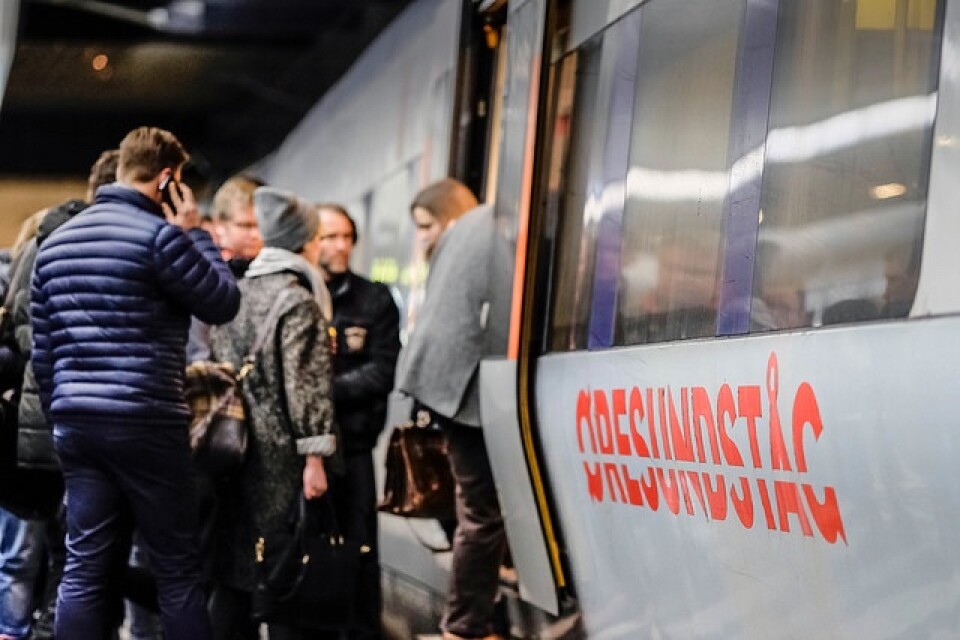 Nya uppgifter visar att fler väljer att ta tåget över Öresund nu än under samma månad förra året, och att de som pendlar med bil blir färre. Foto: News Øresund