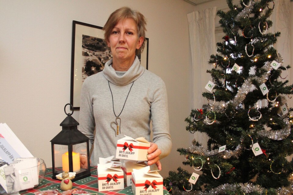 Maria Pedersen är engagerad i Suicide Zero och ska dela ut julklappar vid Ica i Mönsterås på lördag. I granen hänger hundra pärlarmband med texten Suicide Zero som alla hennes kollegor på kommunhuset får.