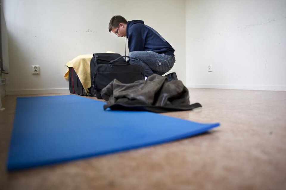 Romain Herault, Frankrike, packar ihop sina tillhörigheter efter att ha sovit tre, fyra timmar på liggunderlaget.
