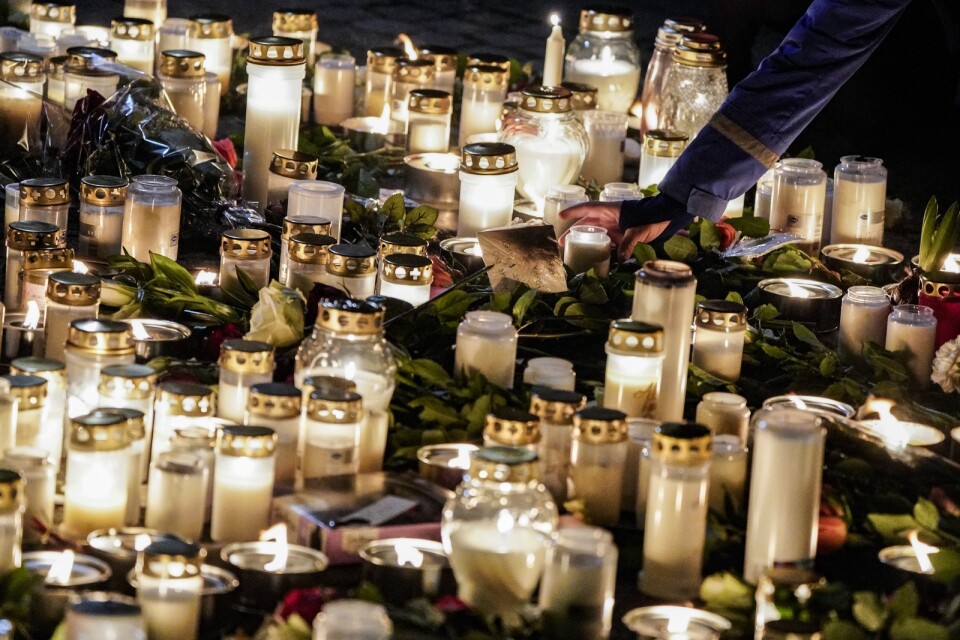 Ljus, blommor och minnessaker vid minnesplatsen på torget i centrala Tollarp sedan den 20-åriga kvinnan i början av december 2019 hittades död i en å. Arkivbild.