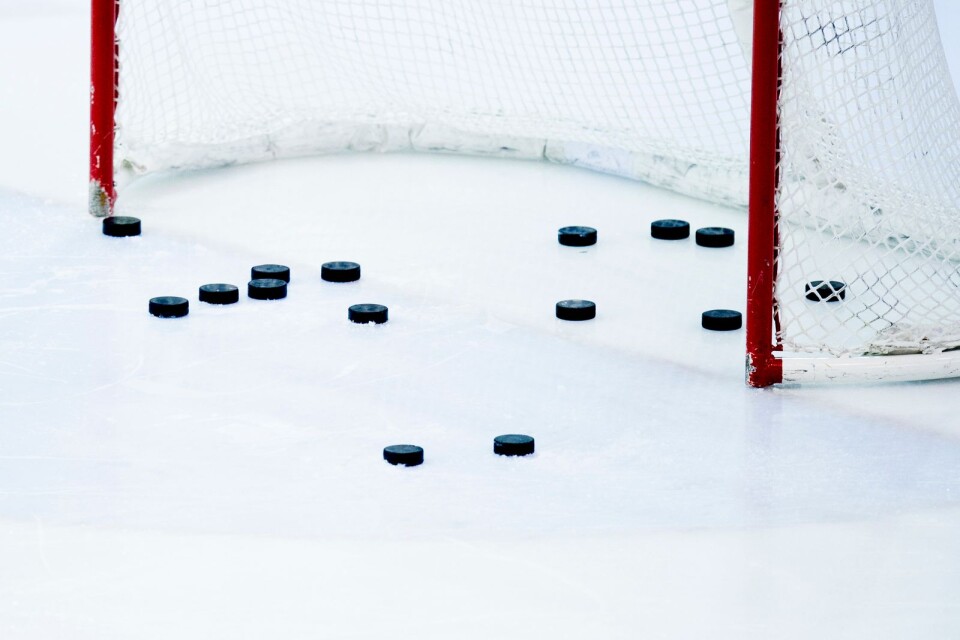 Oslo  20151228.
Ishockeypucker ligger ved et av målene under oppvarmingen til eliteseriekampen i ishockey mellom Vålerenga og Stavanger Oilers på Jordal Amfi i Oslo.
Foto: Jon Olav Nesvold / NTB scanpix