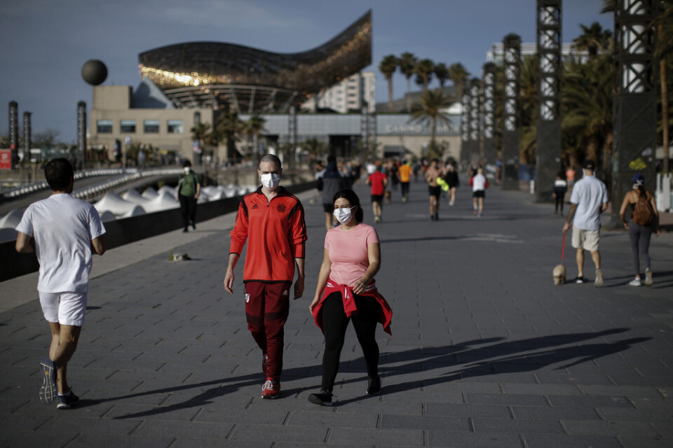 En spatsertur i solen på strandpromenaden – det kunde Barcelonas befolkning avnjuta efter veckor av isolering.