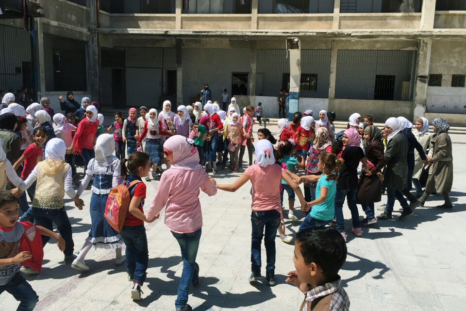 Syriska elever leker på skolgården i staden Douma, i östra delen av Ghoutaregionen, när Damaskus. . I